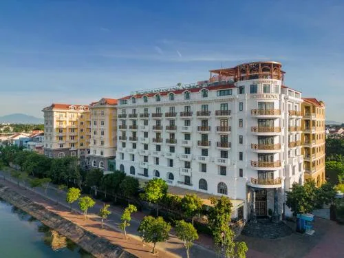 Đệ Nhất Cổng Thi Công Ban Công Nhôm Đúc Khách Sạn Royal Hội An