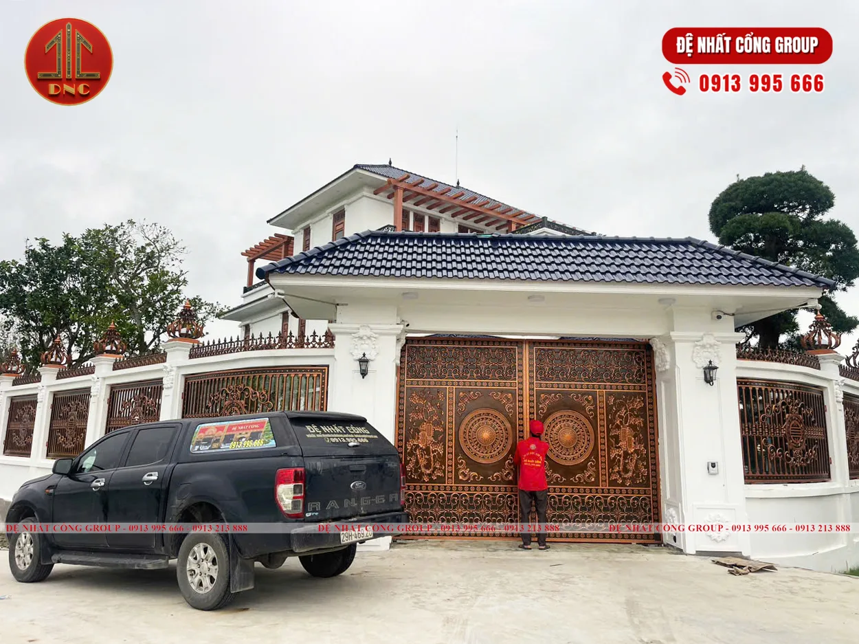 Mẫu cổng nhôm đúc họa tiết trống đồng mới nhất 2025