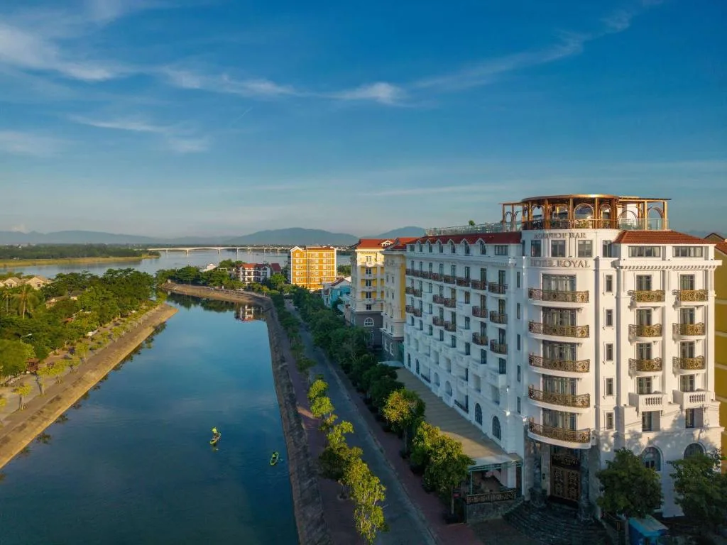Đệ Nhất Cổng là đơn vị tiên phong trong lĩnh vực thiết kế, sản xuất và thi công các sản phẩm nhôm đúc cao cấp. 